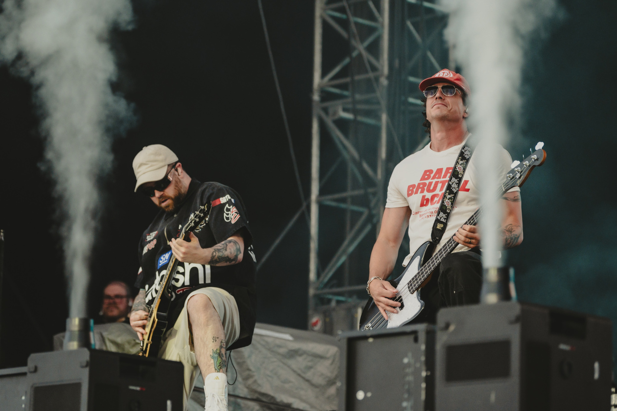 Erst Gluthitze, dann Evakuierung. Es ging turbulent zu am ersten Festivaltag. Twenty One Pilots, Kraftklub, The Offspring u.v.a. bringen sich in Stellung. – A Day To Remember.