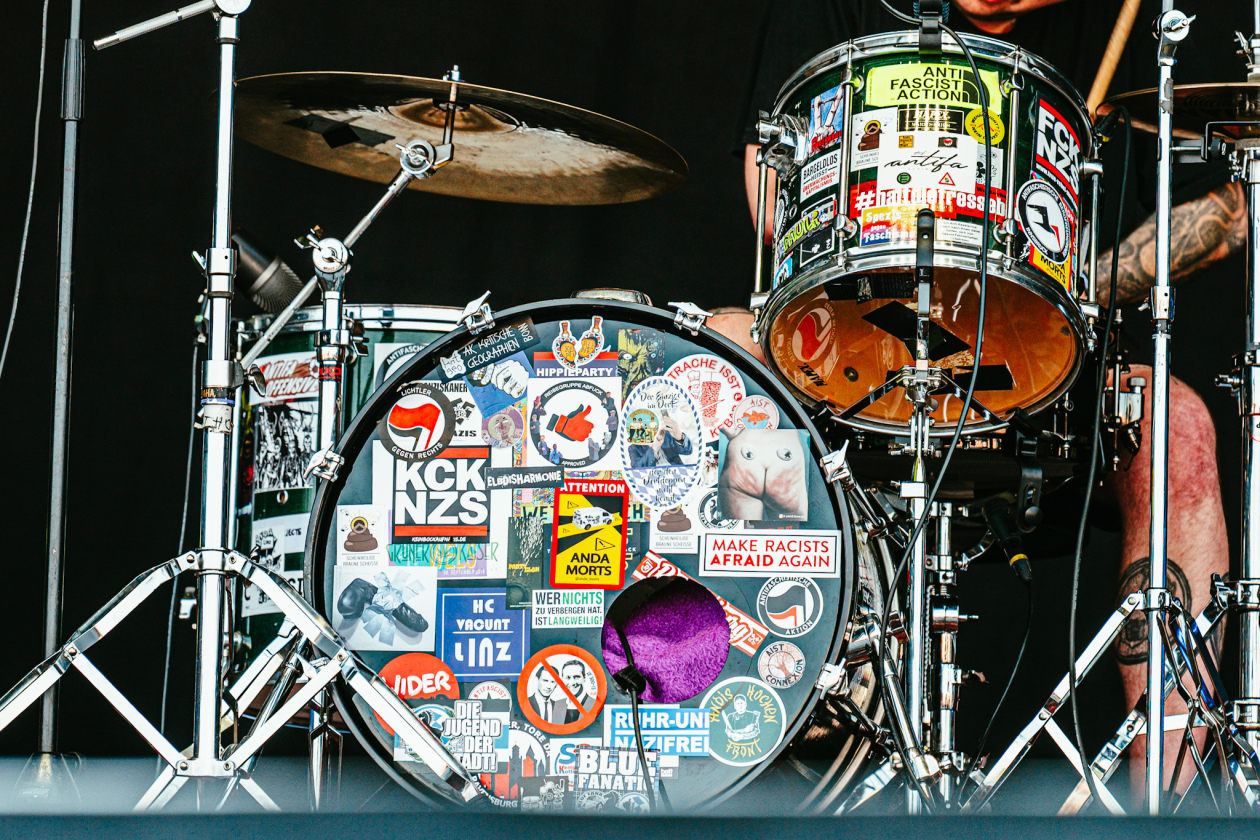 Erst Gluthitze, dann Evakuierung. Es ging turbulent zu am ersten Festivaltag. Twenty One Pilots, Kraftklub, The Offspring u.v.a. bringen sich in Stellung. – Anda Morts.