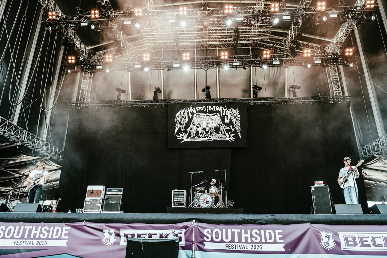 Erst Gluthitze, dann Evakuierung. Es ging turbulent zu am ersten Festivaltag. Twenty One Pilots, Kraftklub, The Offspring u.v.a. bringen sich in Stellung. – Anda Morts.