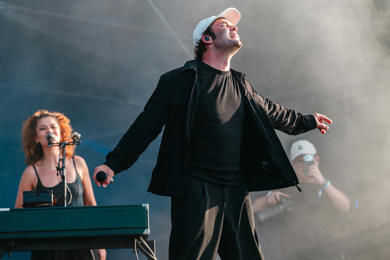 Erst Gluthitze, dann Evakuierung. Es ging turbulent zu am ersten Festivaltag. Twenty One Pilots, Kraftklub, The Offspring u.v.a. bringen sich in Stellung. – Bosse.
