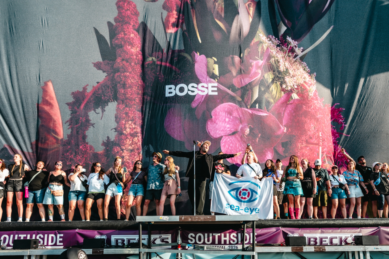 Erst Gluthitze, dann Evakuierung. Es ging turbulent zu am ersten Festivaltag. Twenty One Pilots, Kraftklub, The Offspring u.v.a. bringen sich in Stellung. – Bosse.