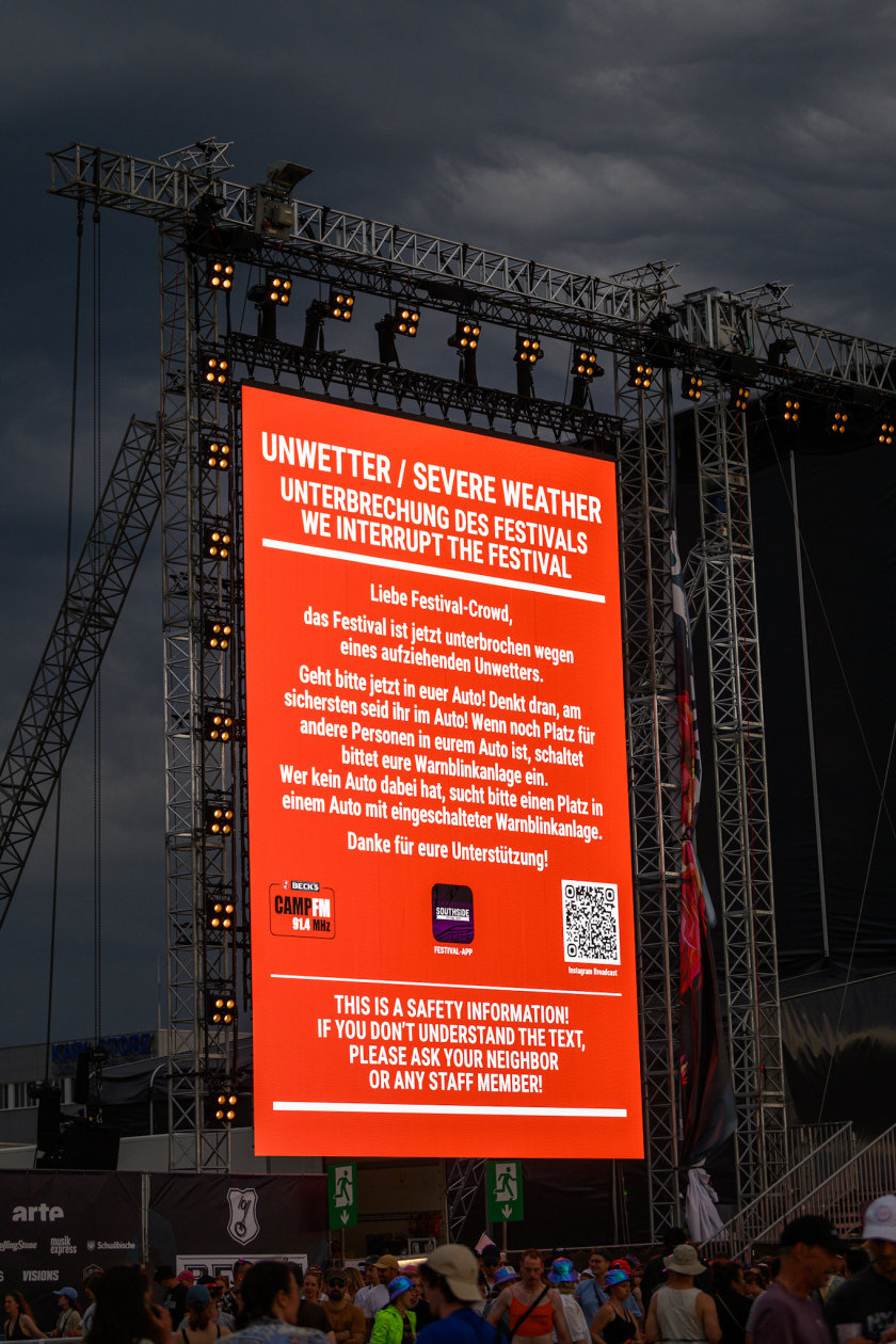 Erst Gluthitze, dann Evakuierung. Es ging turbulent zu am ersten Festivaltag. Twenty One Pilots, Kraftklub, The Offspring u.v.a. bringen sich in Stellung. – Und dann die Evakuierung am Sanstag.