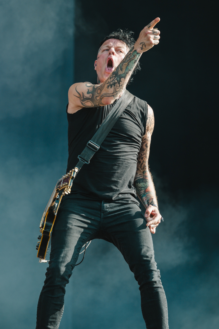 Erst Gluthitze, dann Evakuierung. Es ging turbulent zu am ersten Festivaltag. Twenty One Pilots, Kraftklub, The Offspring u.v.a. bringen sich in Stellung. – Donots.