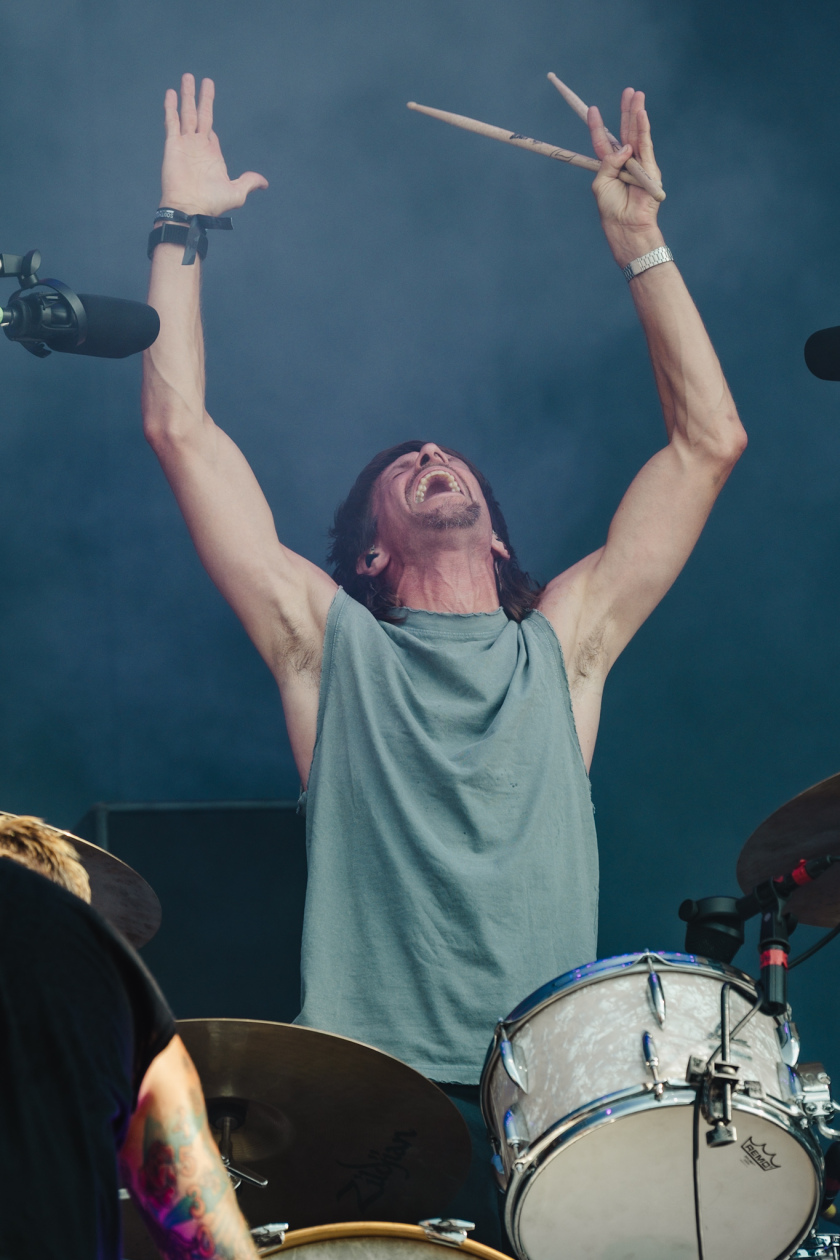 Erst Gluthitze, dann Evakuierung. Es ging turbulent zu am ersten Festivaltag. Twenty One Pilots, Kraftklub, The Offspring u.v.a. bringen sich in Stellung. – Donots.