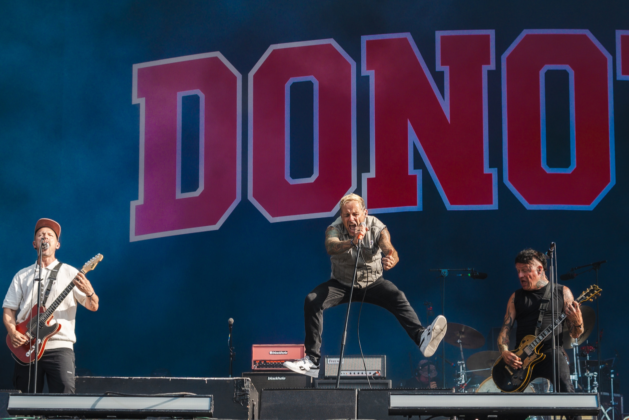 Erst Gluthitze, dann Evakuierung. Es ging turbulent zu am ersten Festivaltag. Twenty One Pilots, Kraftklub, The Offspring u.v.a. bringen sich in Stellung. – Donots.