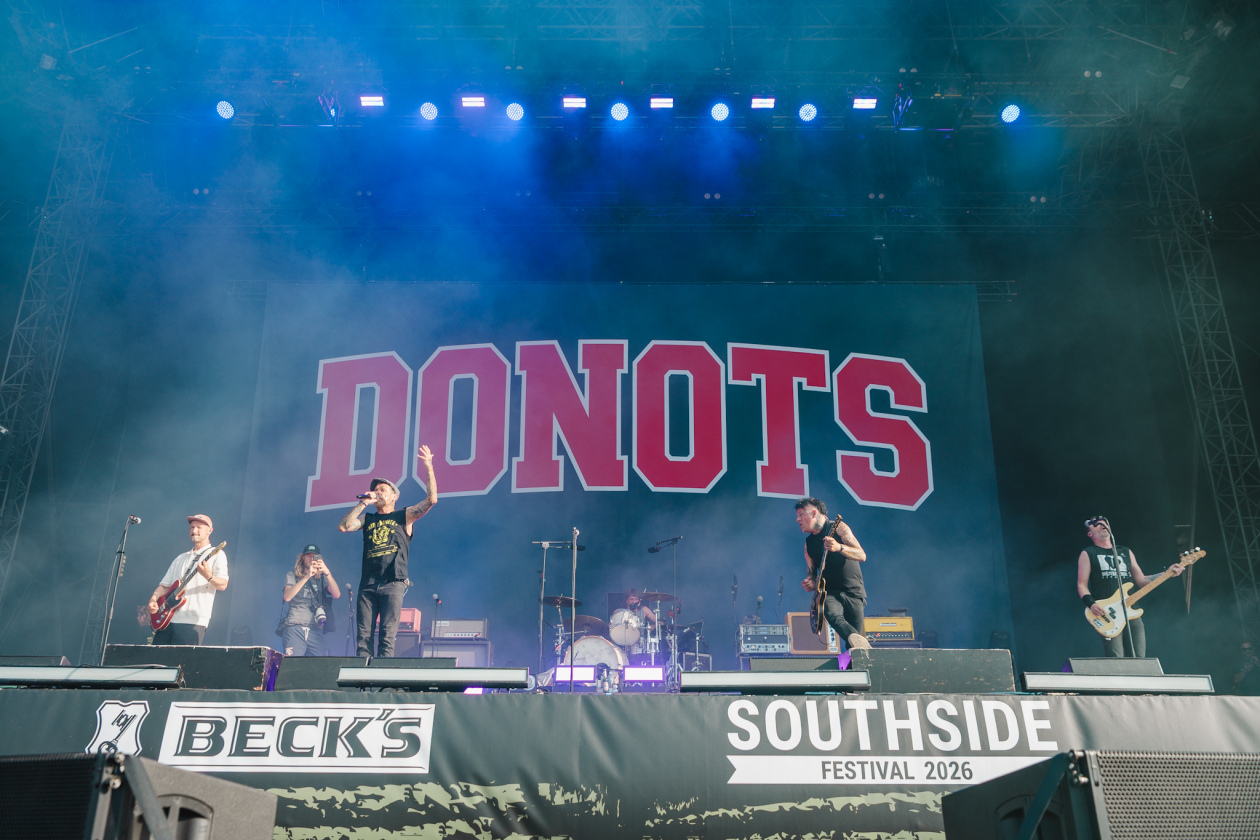 Erst Gluthitze, dann Evakuierung. Es ging turbulent zu am ersten Festivaltag. Twenty One Pilots, Kraftklub, The Offspring u.v.a. bringen sich in Stellung. – Donots.