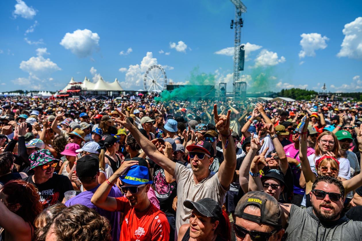 Erst Gluthitze, dann Evakuierung. Es ging turbulent zu am ersten Festivaltag. Twenty One Pilots, Kraftklub, The Offspring u.v.a. bringen sich in Stellung. – Fans.