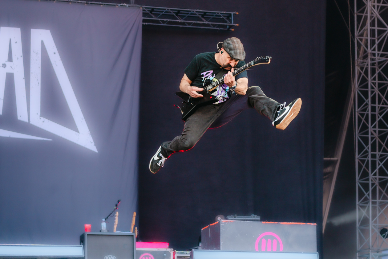 Erst Gluthitze, dann Evakuierung. Es ging turbulent zu am ersten Festivaltag. Twenty One Pilots, Kraftklub, The Offspring u.v.a. bringen sich in Stellung. – Fliegendes Zebra.