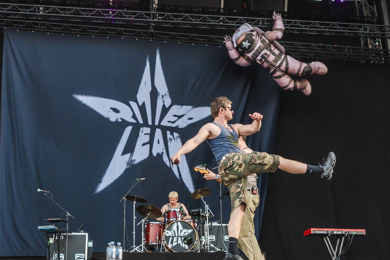 Erst Gluthitze, dann Evakuierung. Es ging turbulent zu am ersten Festivaltag. Twenty One Pilots, Kraftklub, The Offspring u.v.a. bringen sich in Stellung. – Ritter Lean.