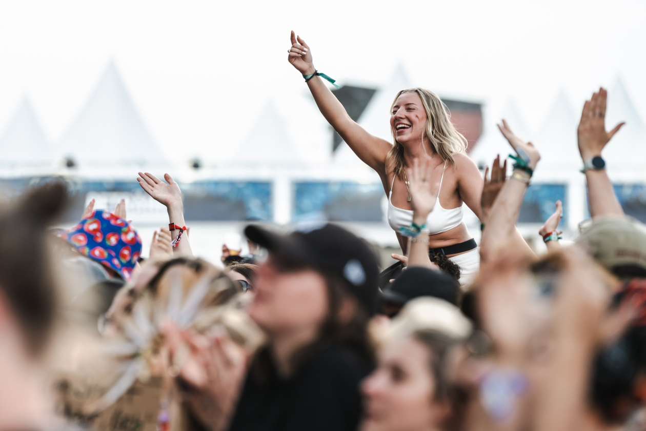 Erst Gluthitze, dann Evakuierung. Es ging turbulent zu am ersten Festivaltag. Twenty One Pilots, Kraftklub, The Offspring u.v.a. bringen sich in Stellung. – Ritter Lean-Fans