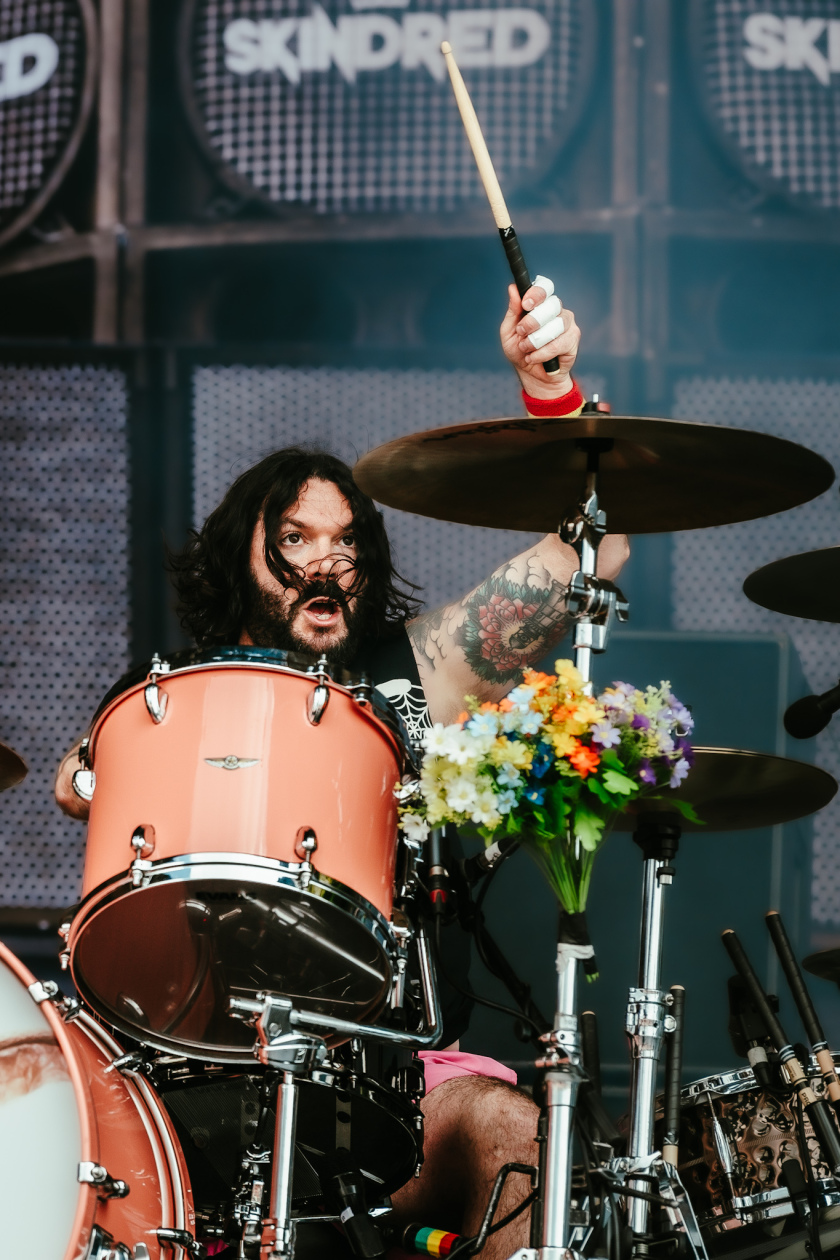 Erst Gluthitze, dann Evakuierung. Es ging turbulent zu am ersten Festivaltag. Twenty One Pilots, Kraftklub, The Offspring u.v.a. bringen sich in Stellung. – Skindred.