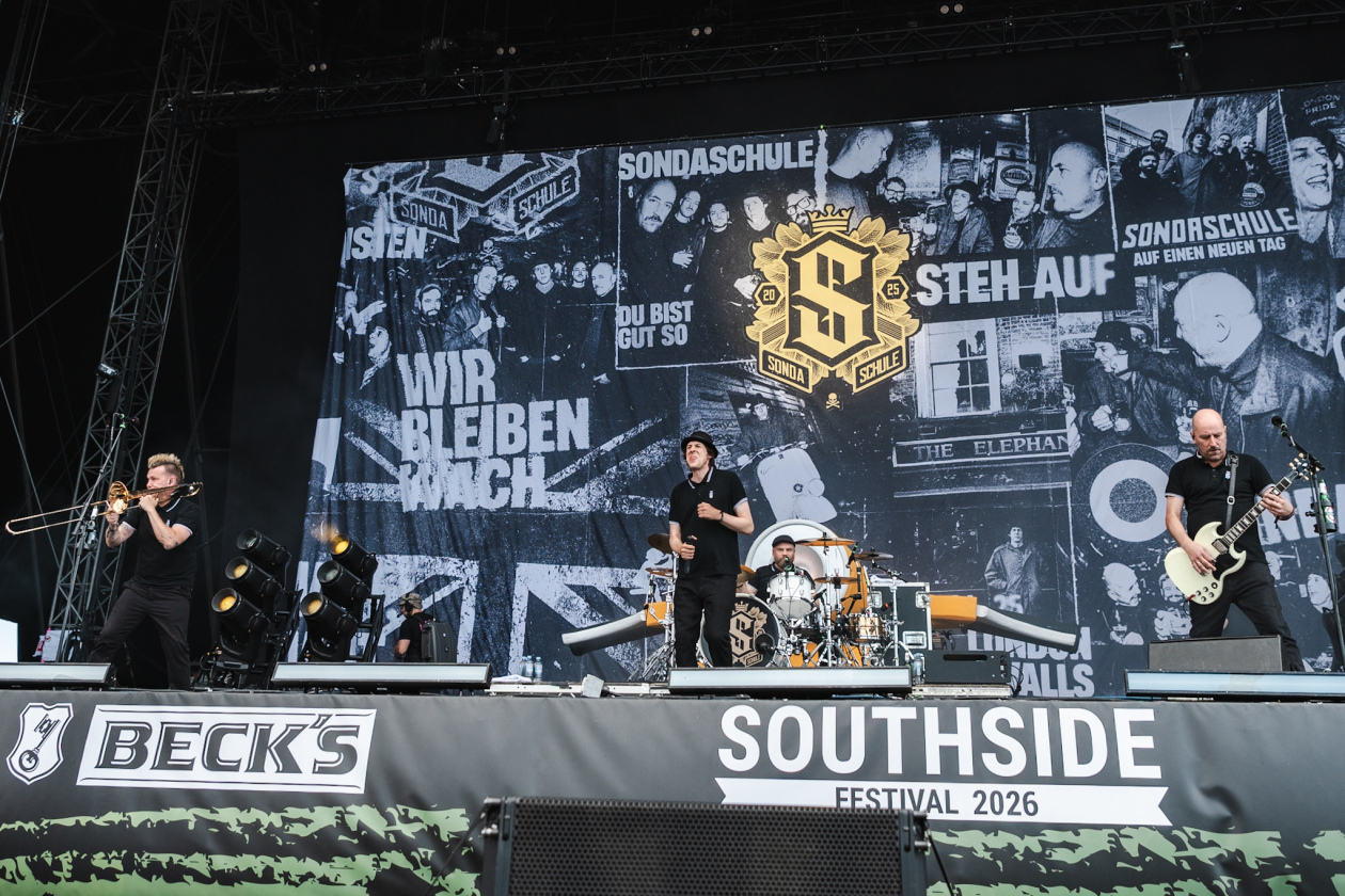 Erst Gluthitze, dann Evakuierung. Es ging turbulent zu am ersten Festivaltag. Twenty One Pilots, Kraftklub, The Offspring u.v.a. bringen sich in Stellung. – Sondaschule.
