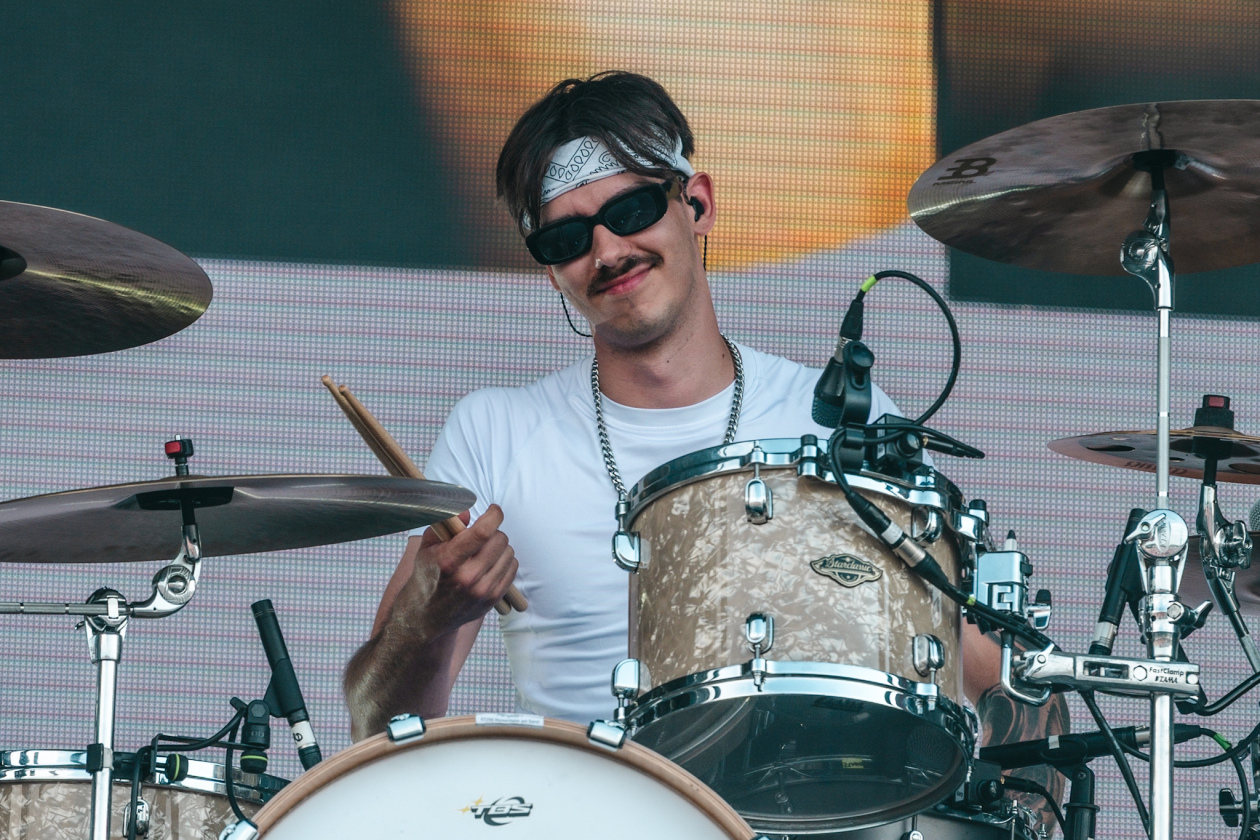 Erst Gluthitze, dann Evakuierung. Es ging turbulent zu am ersten Festivaltag. Twenty One Pilots, Kraftklub, The Offspring u.v.a. bringen sich in Stellung. – The Butcher Sisters-