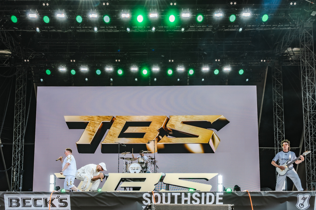 Erst Gluthitze, dann Evakuierung. Es ging turbulent zu am ersten Festivaltag. Twenty One Pilots, Kraftklub, The Offspring u.v.a. bringen sich in Stellung. – The Butcher Sisters-