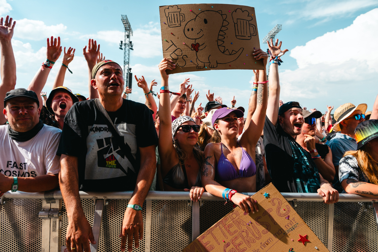 Erst Gluthitze, dann Evakuierung. Es ging turbulent zu am ersten Festivaltag. Twenty One Pilots, Kraftklub, The Offspring u.v.a. bringen sich in Stellung. – The Butcher Sisters-Fans