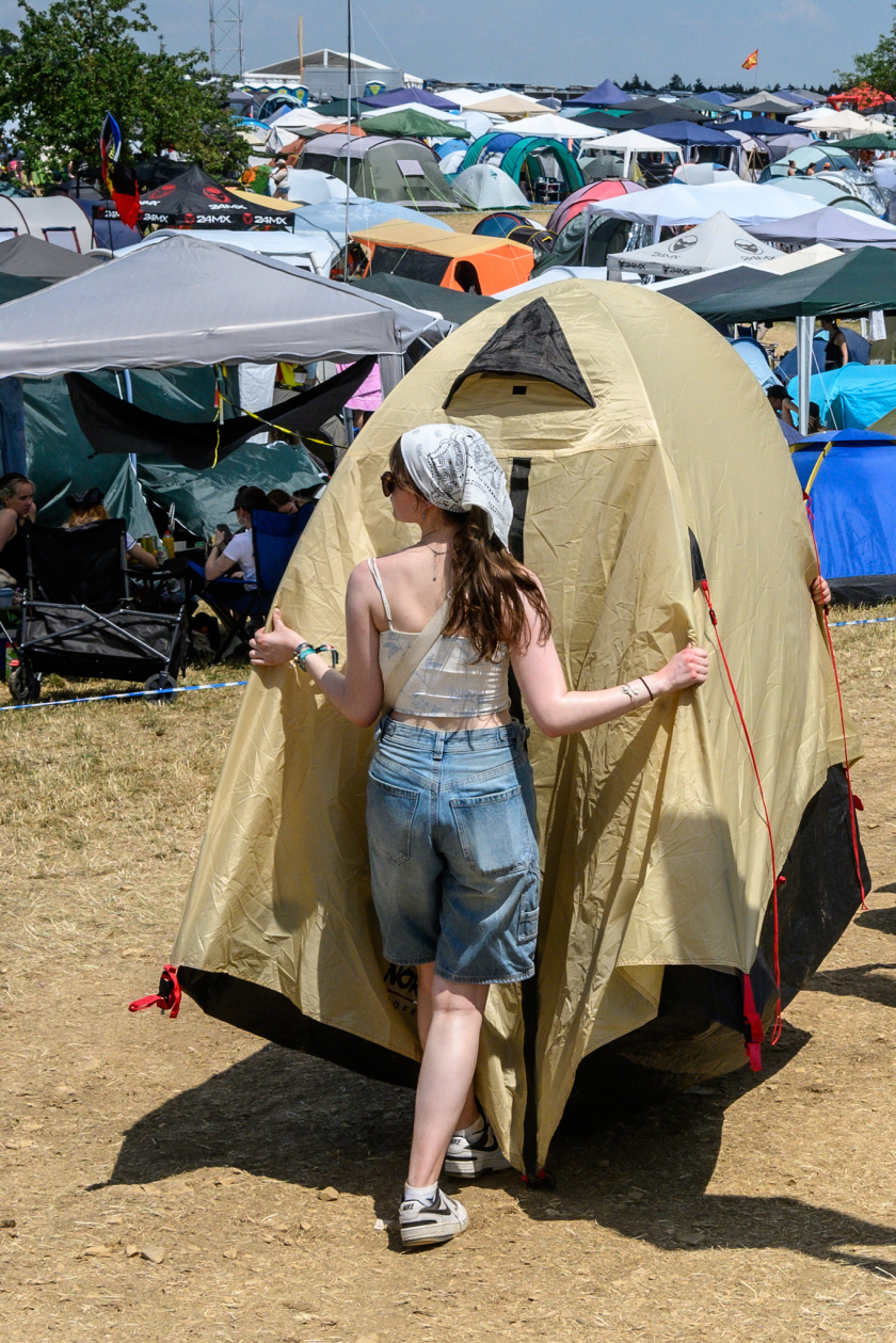Als hätte die erste Hitzewelle nur auf das Festival gewartet: Twenty One Pilots, Kraftklub, The Offspring u.v.a. bringen sich in Stellung. – Tiny House.