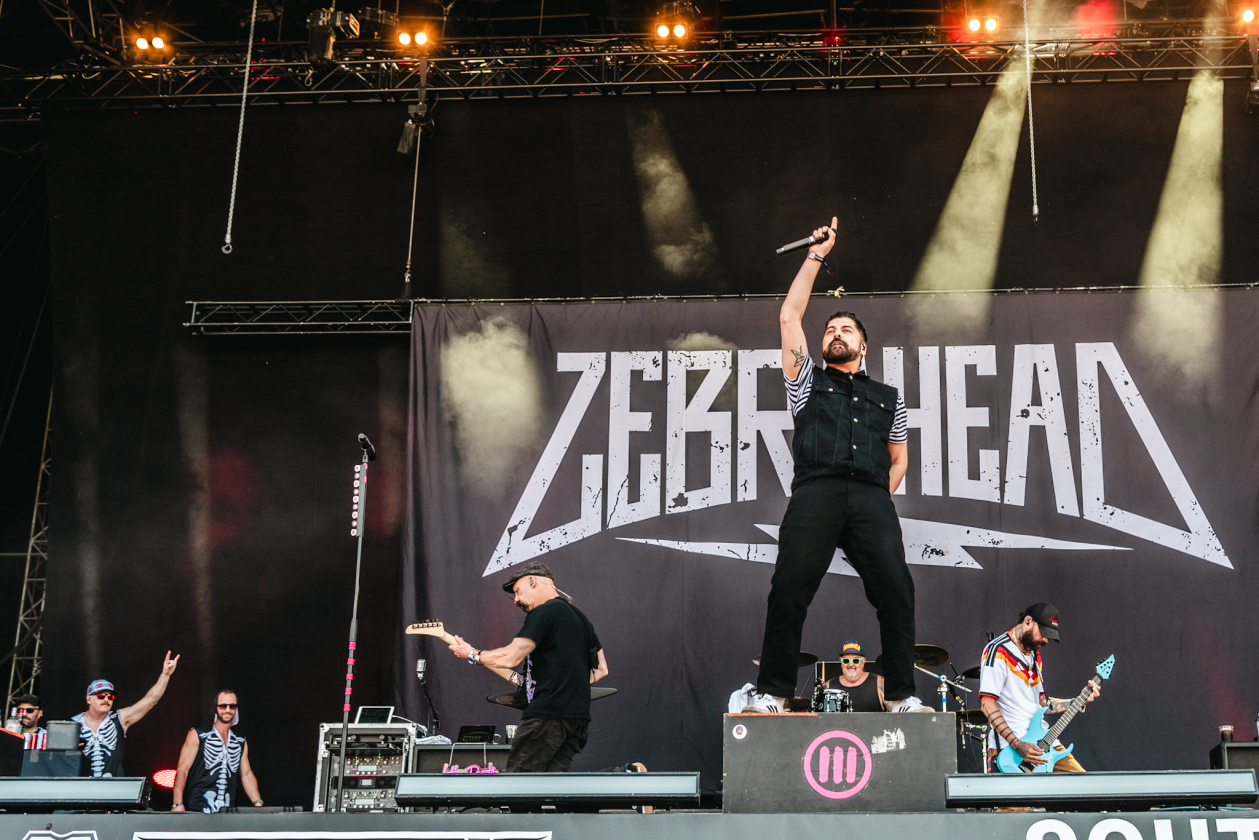 Erst Gluthitze, dann Evakuierung. Es ging turbulent zu am ersten Festivaltag. Twenty One Pilots, Kraftklub, The Offspring u.v.a. bringen sich in Stellung. – Zebrahead.