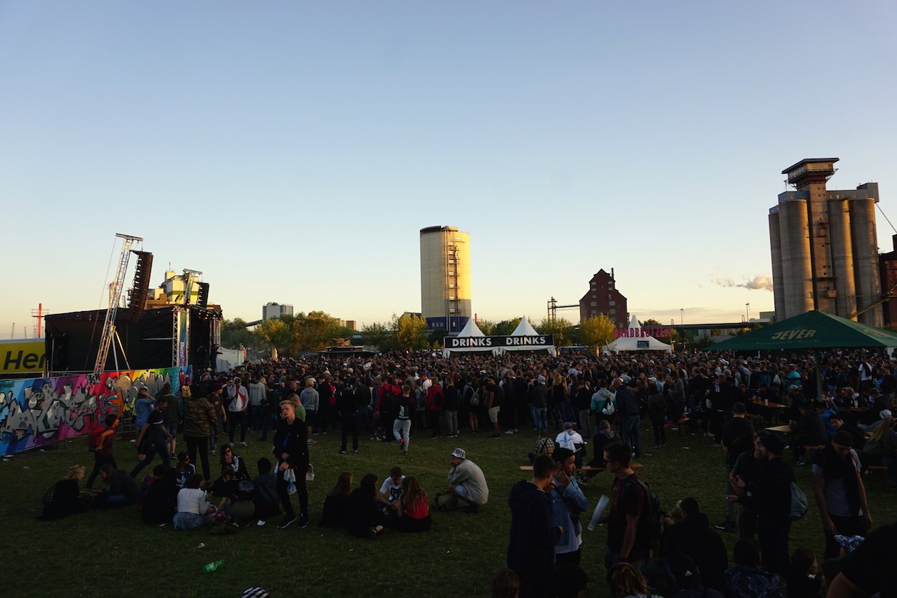 Zum fünfjährigen Festivaljubiläum kamen die Beats von MoneyBoy, Ssio, LGoony, Hustensaft Jüngling u.a. – Abendstimmung in Wilhelmsburg.  