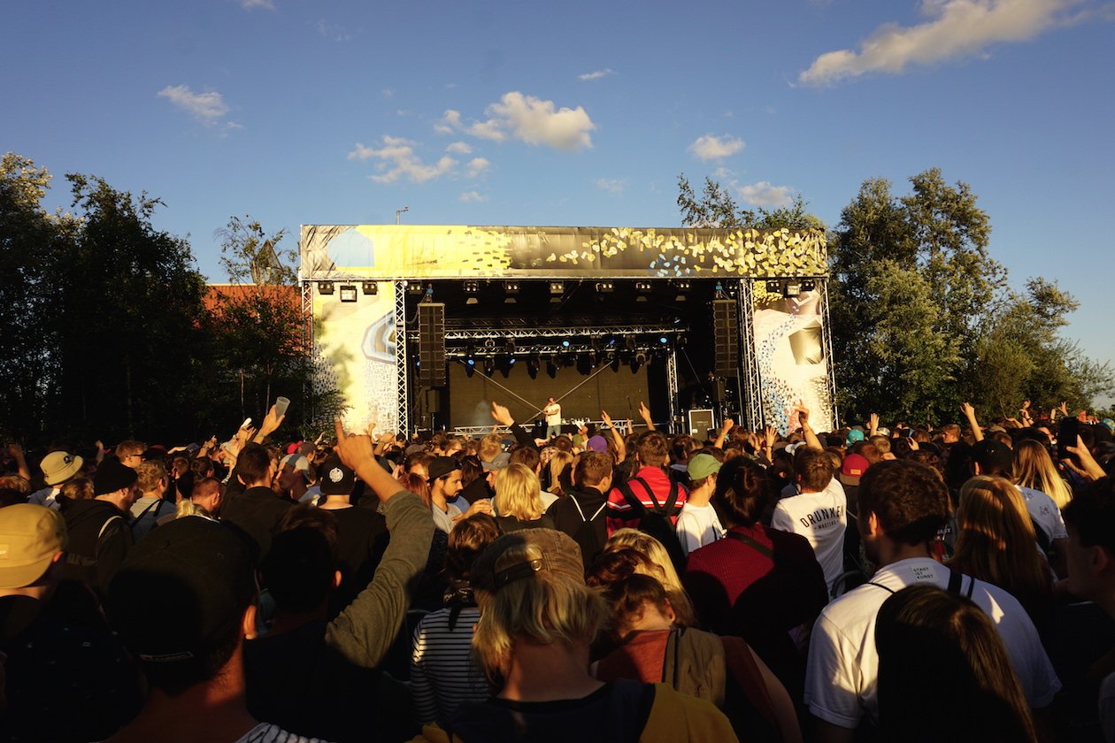 Zum fünfjährigen Festivaljubiläum kamen die Beats von MoneyBoy, Ssio, LGoony, Hustensaft Jüngling u.a. – Bestes Wetter. 