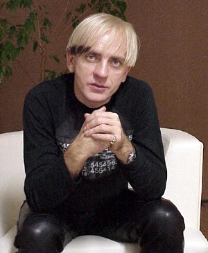Der Blonde mit der dunklen Strähne