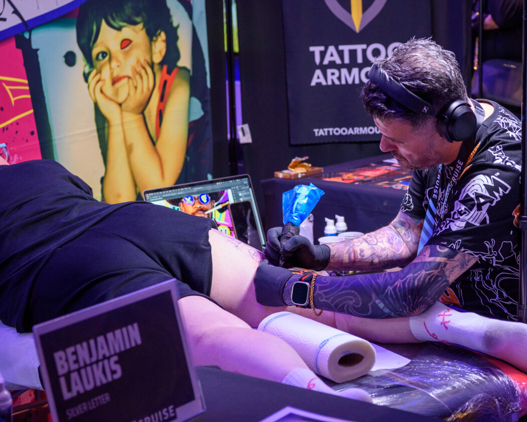 Mit The Boss Hoss, Sick Of It All, Knorkator, Dog Eat Dog, The Subways, Stick To Your Guns u.a. - Tattoo Convention auf hoher See. – Dave Paulo bei der Arbeit.