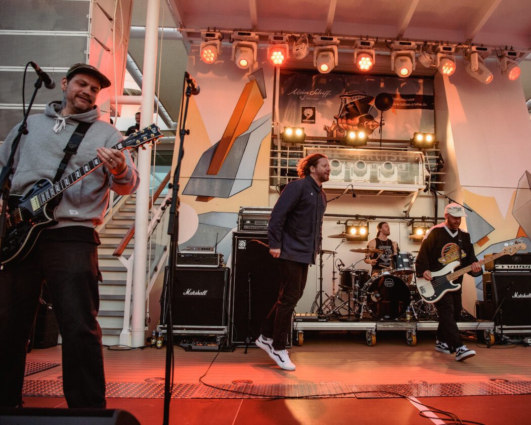 Mit The Boss Hoss, Sick Of It All, Knorkator, Dog Eat Dog, The Subways, Stick To Your Guns u.a. - Tattoo Convention auf hoher See. – ... geben Comeback Kid Vollgas.
