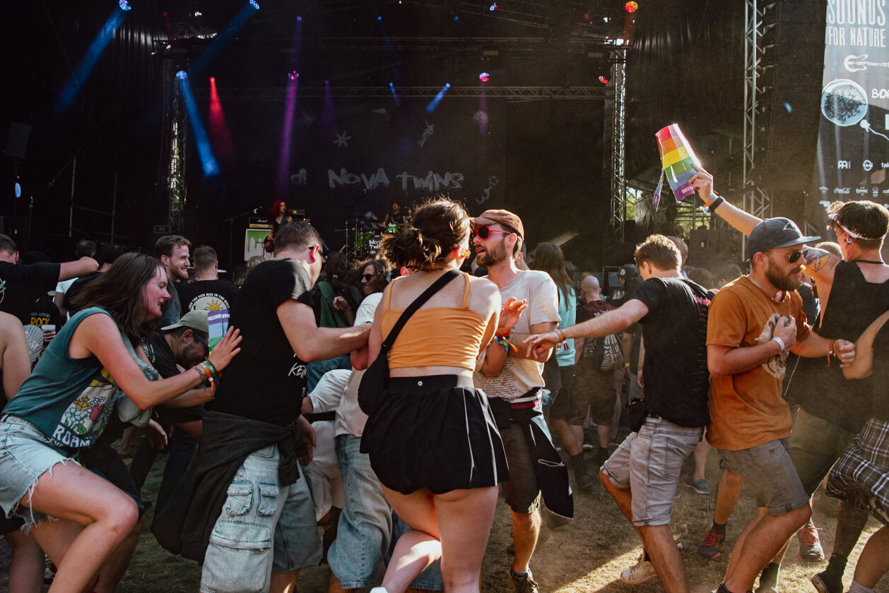 Rise Against Beatsteaks, Alligatoah, Nova Twins, Bosse, Sondaschule - das Festival auf der Eiswiese geht steil. – Diverser Moshpit.