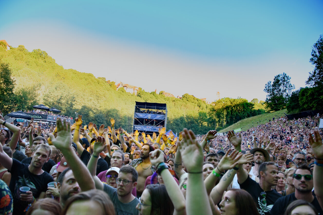 Rise Against Beatsteaks, Alligatoah, Nova Twins, Bosse, Sondaschule - das Festival auf der Eiswiese geht steil. – Das Taubertal Festival ist begeistert.