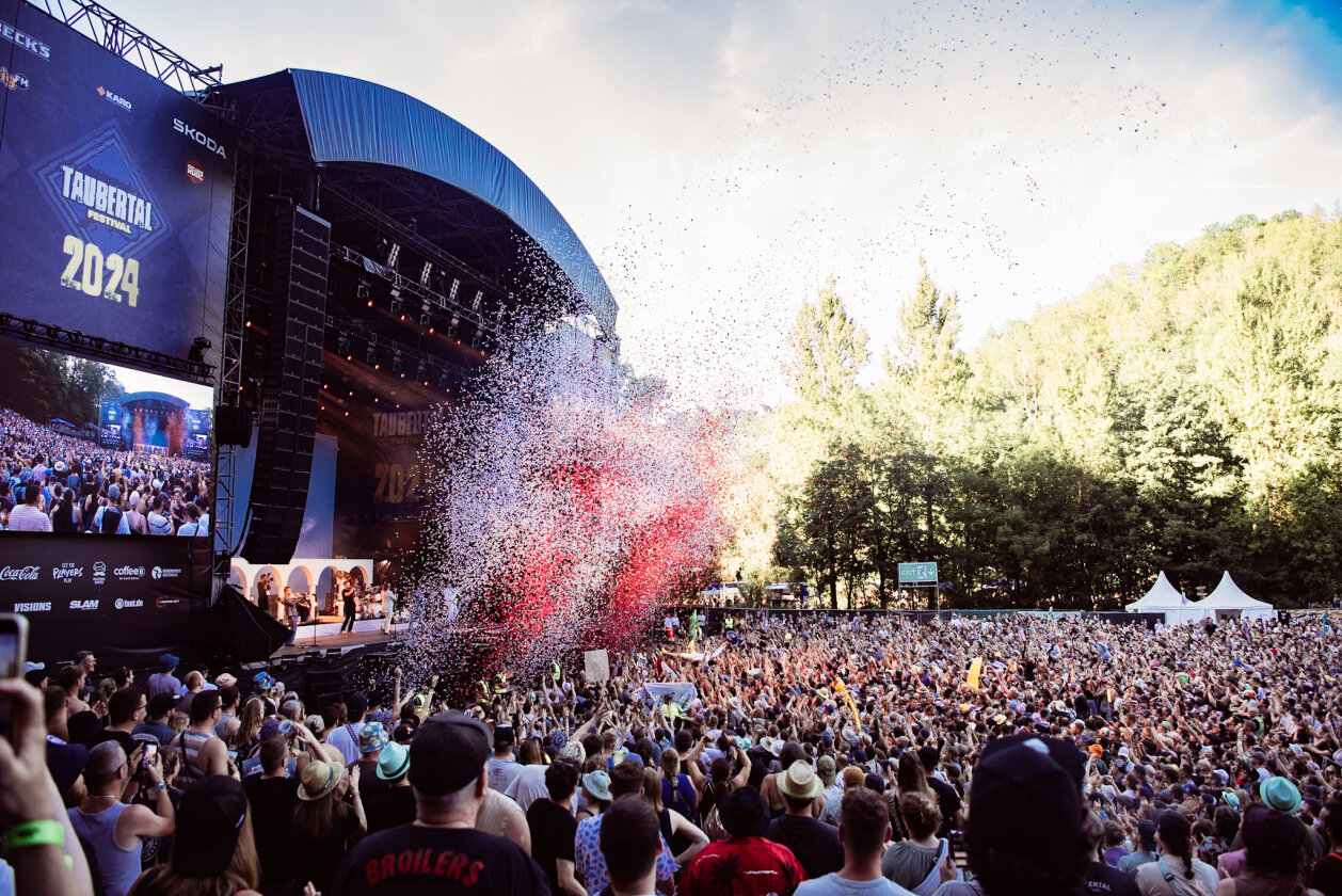 Rise Against Beatsteaks, Alligatoah, Nova Twins, Bosse, Sondaschule - das Festival auf der Eiswiese geht steil. – Konfetti.