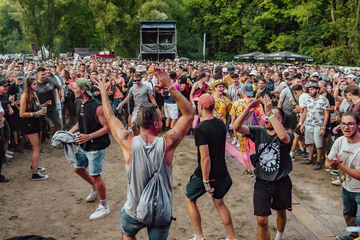 Rise Against Beatsteaks, Alligatoah, Nova Twins, Bosse, Sondaschule - das Festival auf der Eiswiese geht steil. – Moshpit bei Esther Graf.