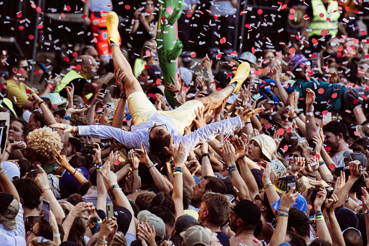 Rise Against Beatsteaks, Alligatoah, Nova Twins, Bosse, Sondaschule - das Festival auf der Eiswiese geht steil. – Ralph Rubin surft die Crowd.