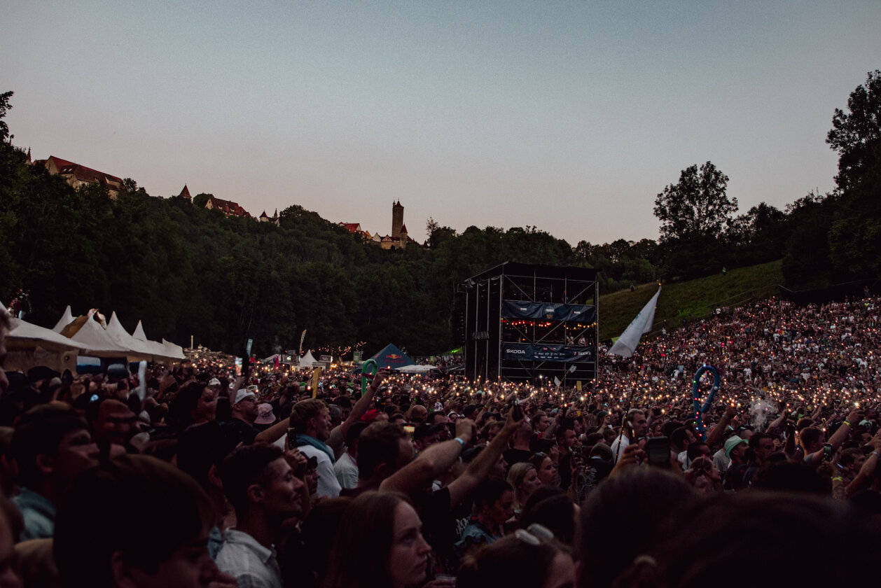 Rise Against Beatsteaks, Alligatoah, Nova Twins, Bosse, Sondaschule - das Festival auf der Eiswiese geht steil. – Romantisch.