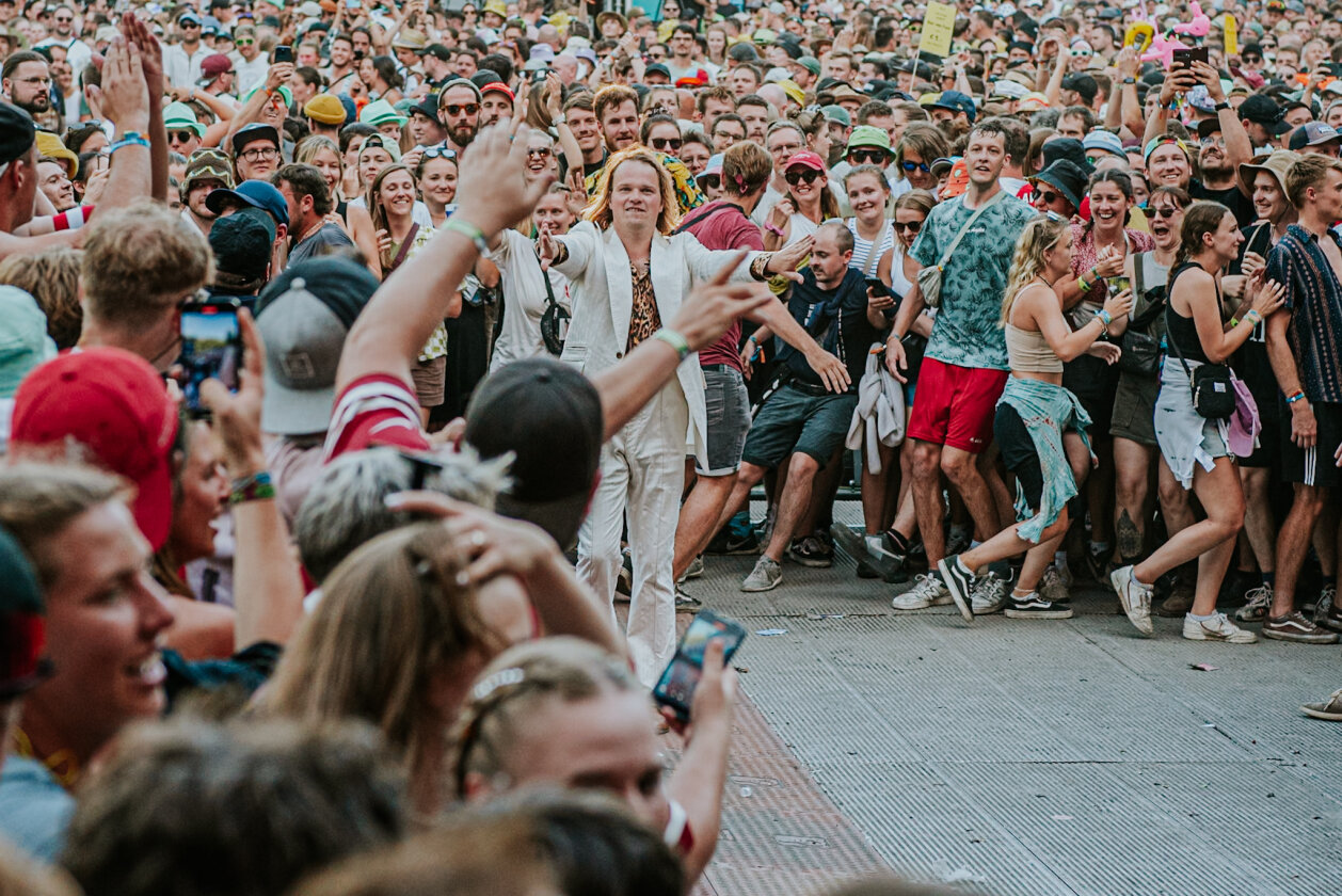 Rise Against Beatsteaks, Alligatoah, Nova Twins, Bosse, Sondaschule - das Festival auf der Eiswiese geht steil. – Roy Bianco teilt die Zuschauer…