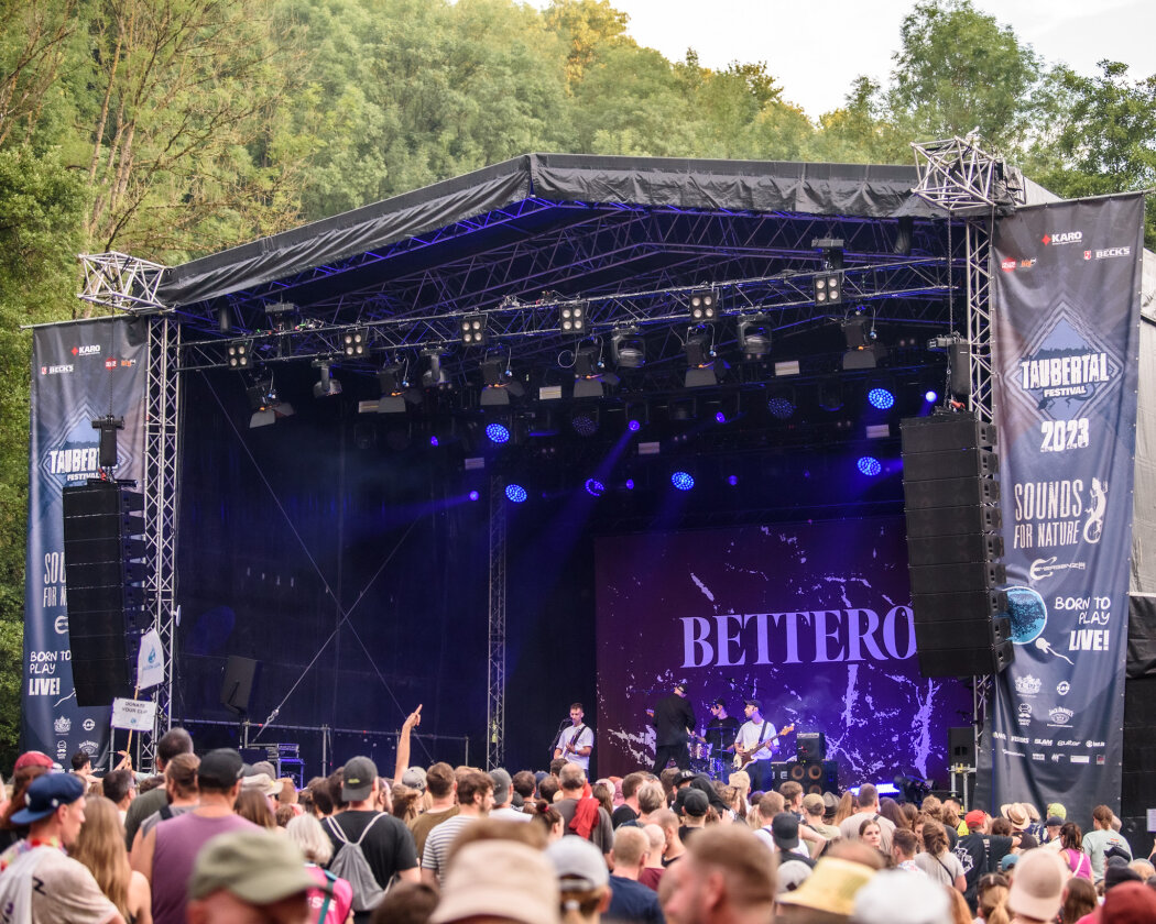 Im idyllischen 'Zaubertal' feiern Tausende Fans mit Peter Fox, Marteria, Bilderbuch, Broilers, Donots, Provinz u.v.a. – Betterov.