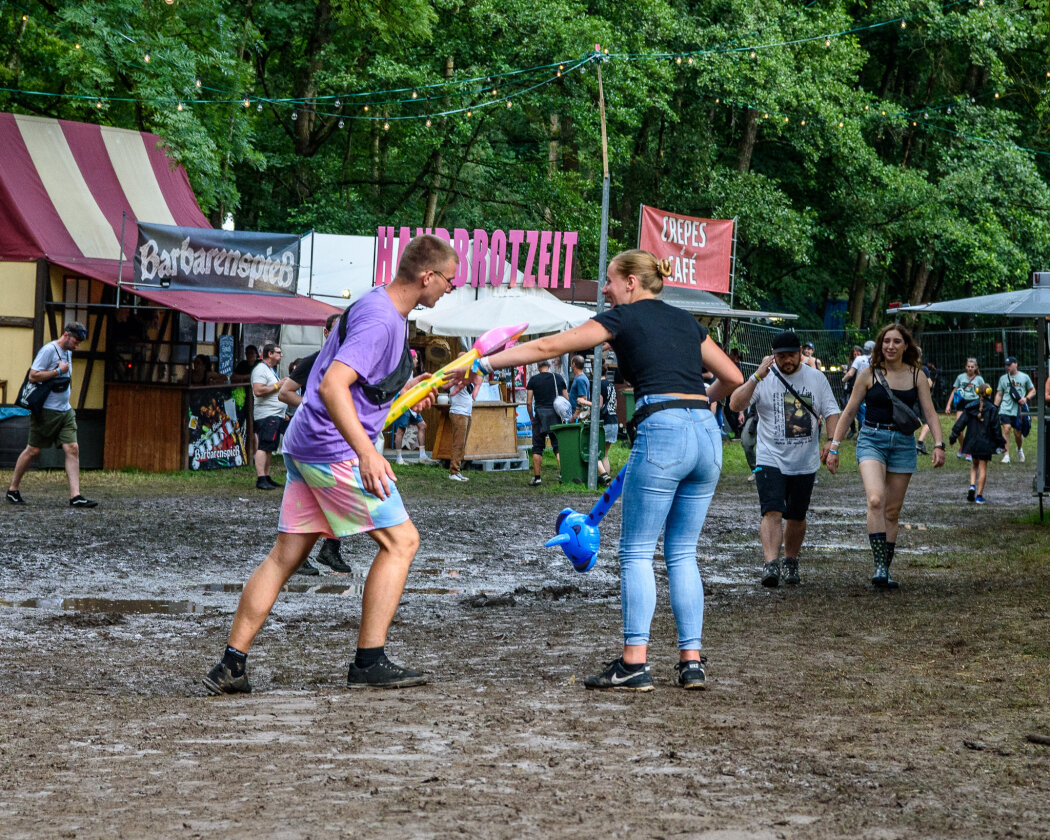 Im idyllischen 'Zaubertal' feiern Tausende Fans mit Peter Fox, Marteria, Bilderbuch, Broilers, Donots, Provinz u.v.a. – .. dann wird alles leichter.