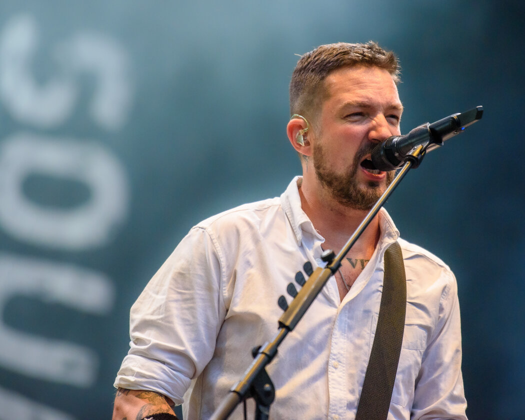 Im idyllischen 'Zaubertal' feiern Tausende Fans mit Peter Fox, Marteria, Bilderbuch, Broilers, Donots, Provinz u.v.a. – Frank Turner.