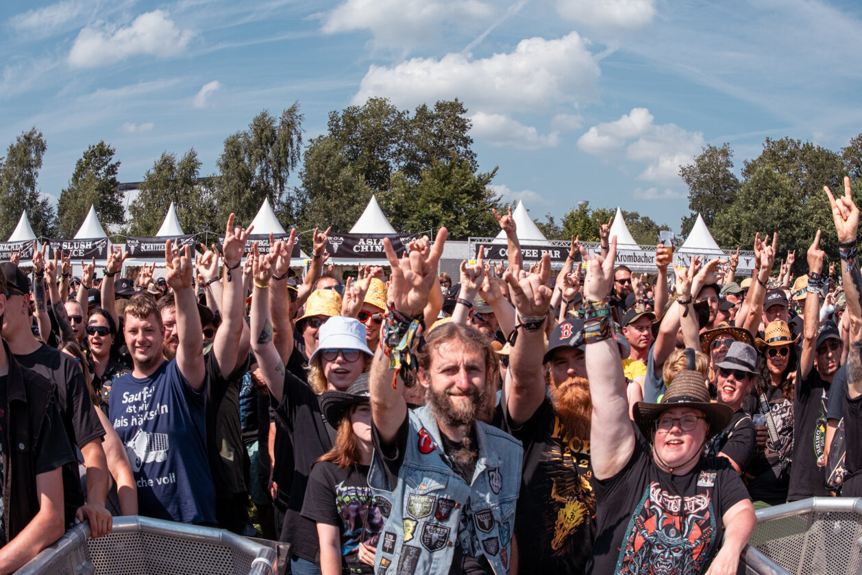 27 Grad und Kaiserwetter: Schon zum Start ist die Hölle los. In Extremo, Suzi Quatro, Butcher Babies, Flogging Molly u.v.m. – Alle sind aufgeregt.