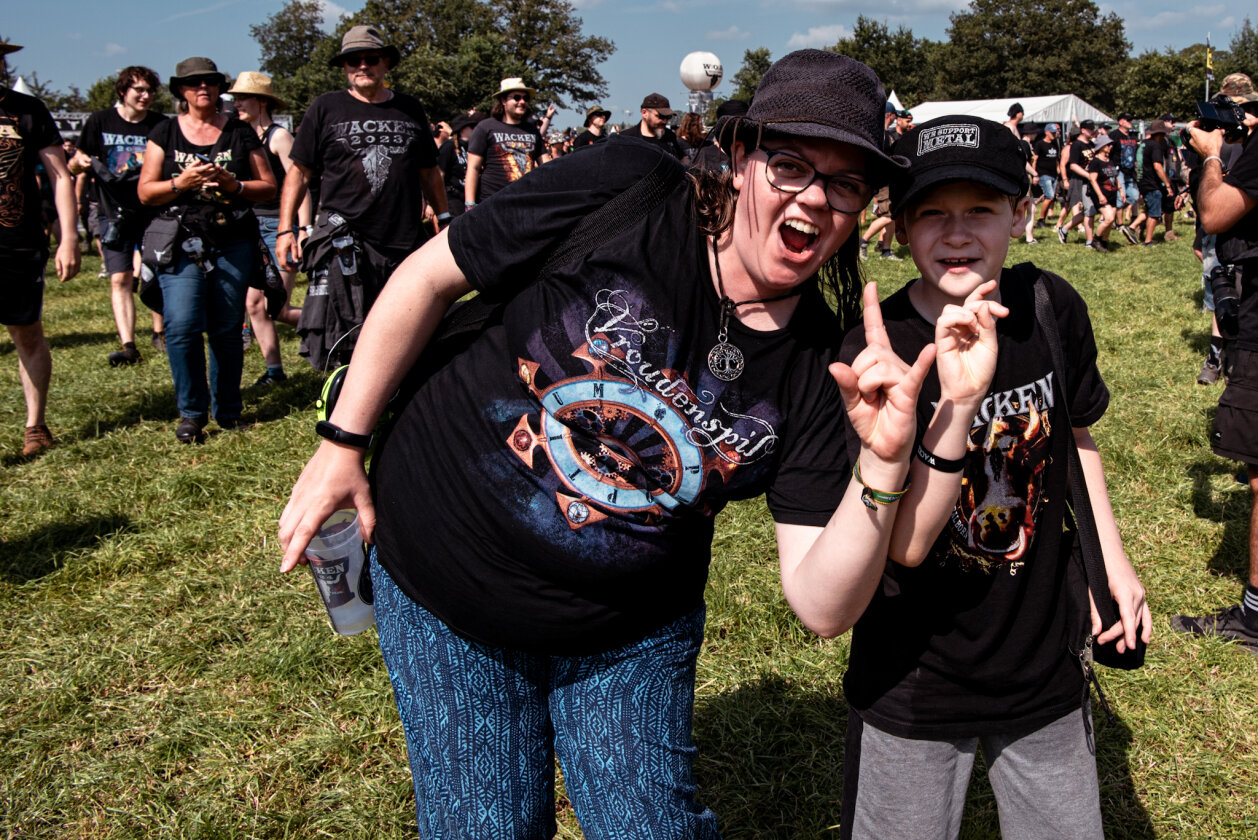 27 Grad und Kaiserwetter: Schon zum Start ist die Hölle los. In Extremo, Suzi Quatro, Butcher Babies, Flogging Molly u.v.m. – Auch die Kleinen sind dabei.