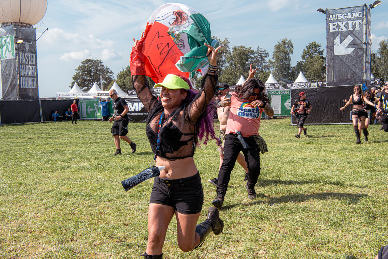 27 Grad und Kaiserwetter: Schon zum Start ist die Hölle los. In Extremo, Suzi Quatro, Butcher Babies, Flogging Molly u.v.m. – Auf ins Infield.