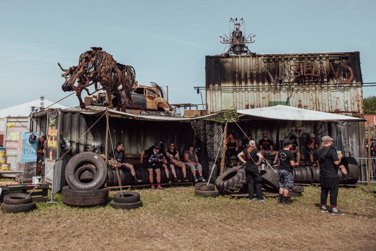 27 Grad und Kaiserwetter: Schon zum Start ist die Hölle los. In Extremo, Suzi Quatro, Scorpions, Alligatoah, Butcher Babies, Flogging Molly u.v.m. – Aufn Besuch bei den Wasteland Warrios.