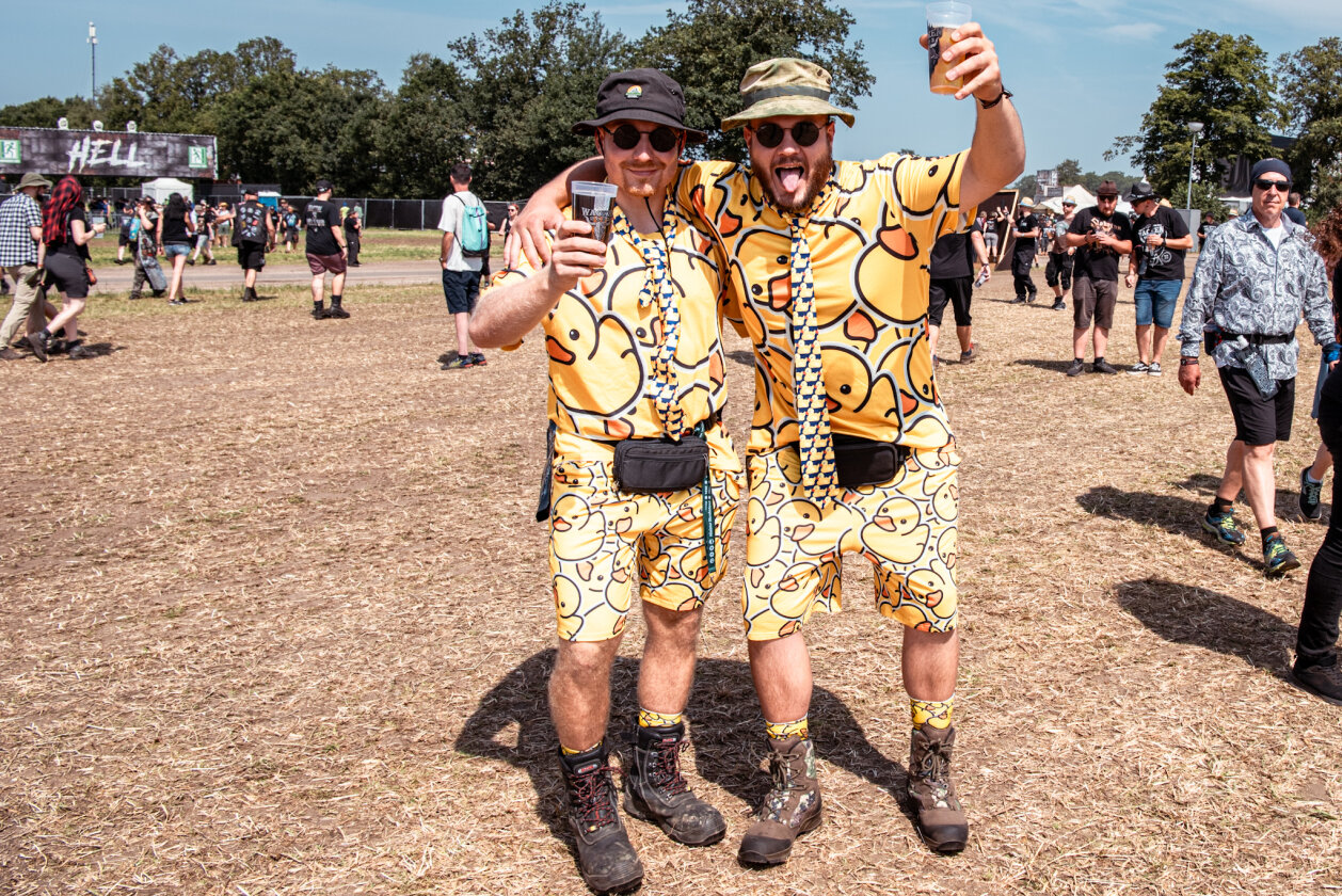 27 Grad und Kaiserwetter: Schon zum Start ist die Hölle los. In Extremo, Suzi Quatro, Butcher Babies, Flogging Molly u.v.m. – Ein buntes Duo.