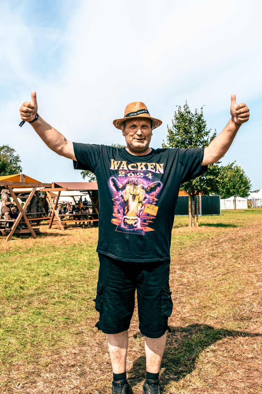 27 Grad und Kaiserwetter: Schon bei den Firefighters ist die Hölle los. – Cooles Shirt.