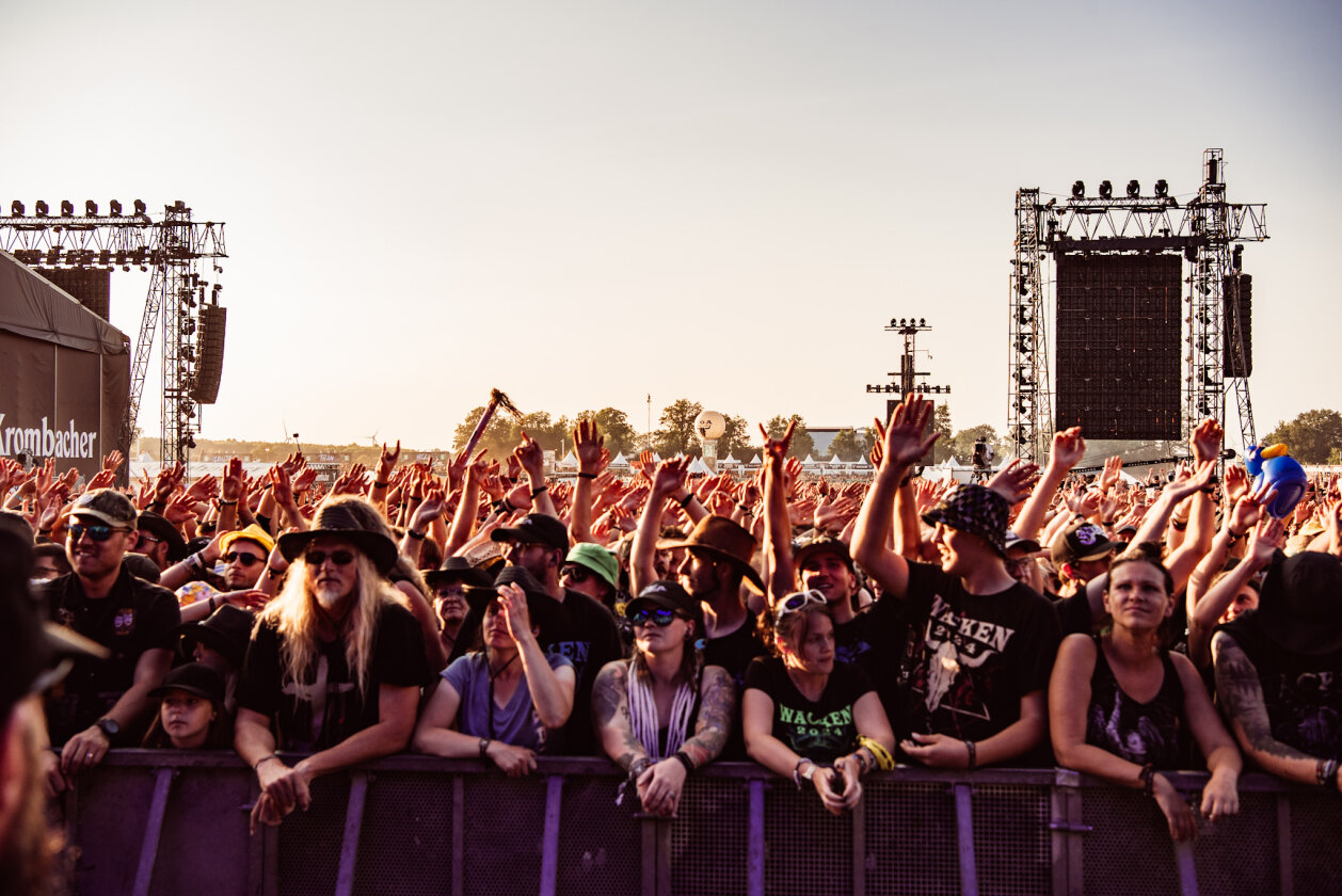 27 Grad und Kaiserwetter: Schon zum Start ist die Hölle los. In Extremo, Suzi Quatro, Butcher Babies, Flogging Molly u.v.m. – Die Crowd vor der Faster Stage.