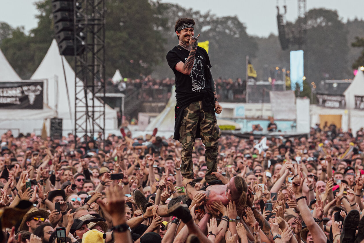 27 Grad und Kaiserwetter: Schon zum Start ist die Hölle los. In Extremo, Suzi Quatro, Scorpions, Alligatoah, Butcher Babies, Flogging Molly u.v.m. – Crowdsurfer bei Alligatoah.