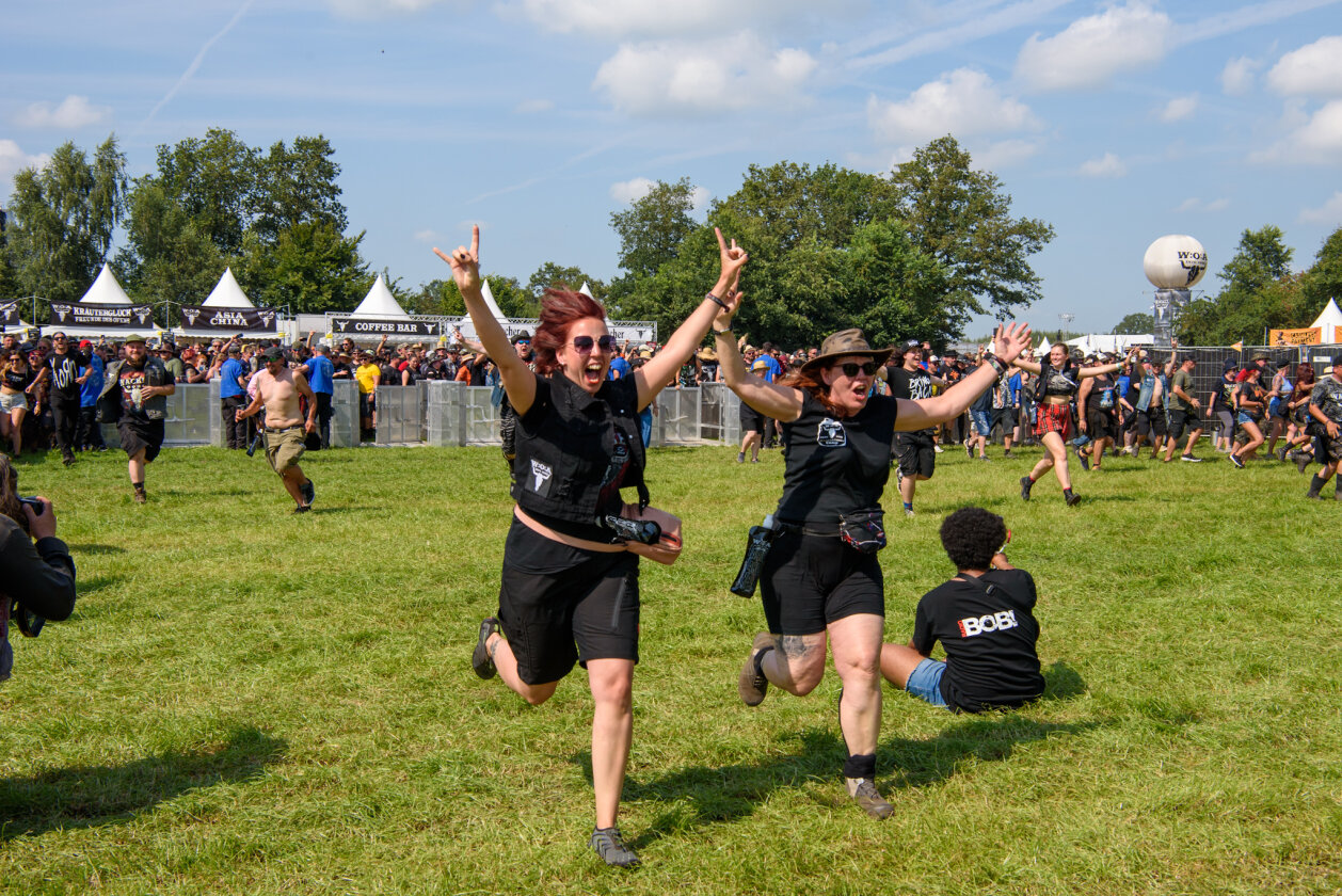 27 Grad und Kaiserwetter: Schon zum Start ist die Hölle los. In Extremo, Suzi Quatro, Butcher Babies, Flogging Molly u.v.m. – Drin!