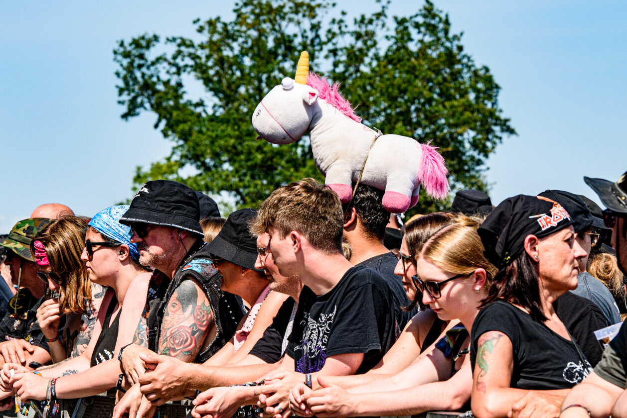 27 Grad und Kaiserwetter: Schon zum Start ist die Hölle los. In Extremo, Suzi Quatro, Butcher Babies, Flogging Molly u.v.m. – Einhörnchen.