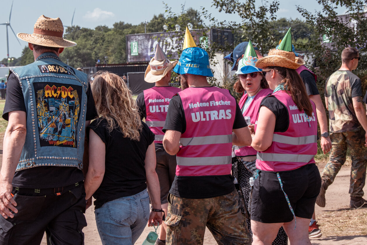 27 Grad und Kaiserwetter: Schon zum Start ist die Hölle los. In Extremo, Suzi Quatro, Butcher Babies, Flogging Molly u.v.m. – Falsches Festival?