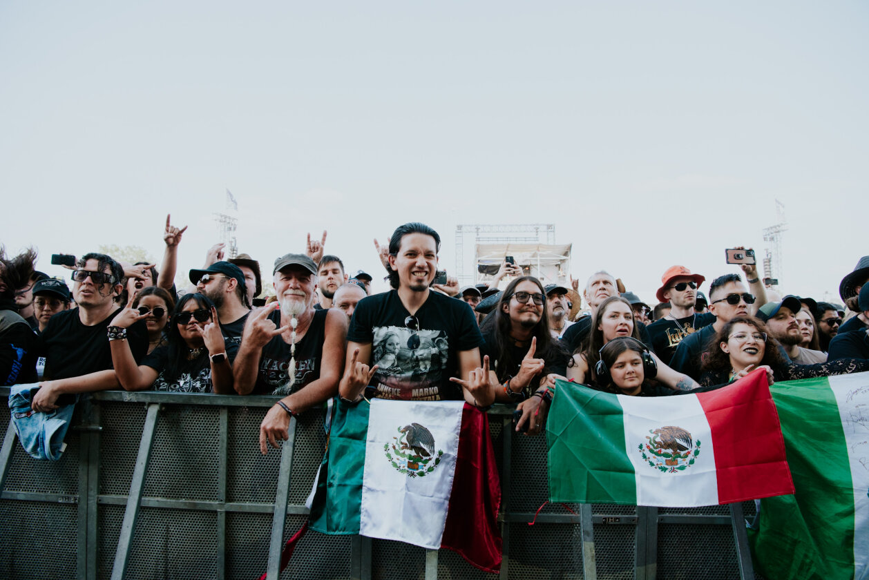 27 Grad und Kaiserwetter: Schon zum Start ist die Hölle los. In Extremo, Suzi Quatro, Butcher Babies, Flogging Molly u.v.m. – Fans international.