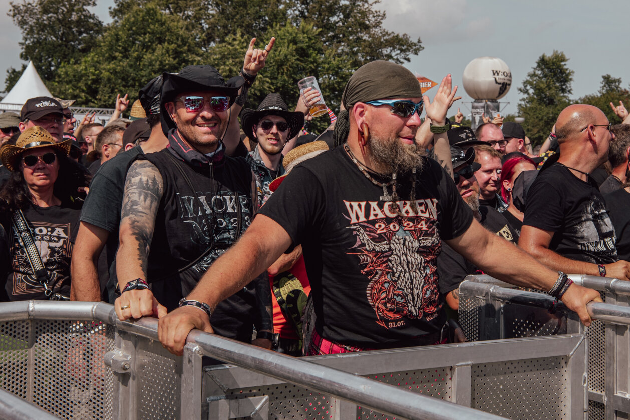 27 Grad und Kaiserwetter: Schon zum Start ist die Hölle los. In Extremo, Suzi Quatro, Butcher Babies, Flogging Molly u.v.m. – Gleich wird das Infield geflutet.