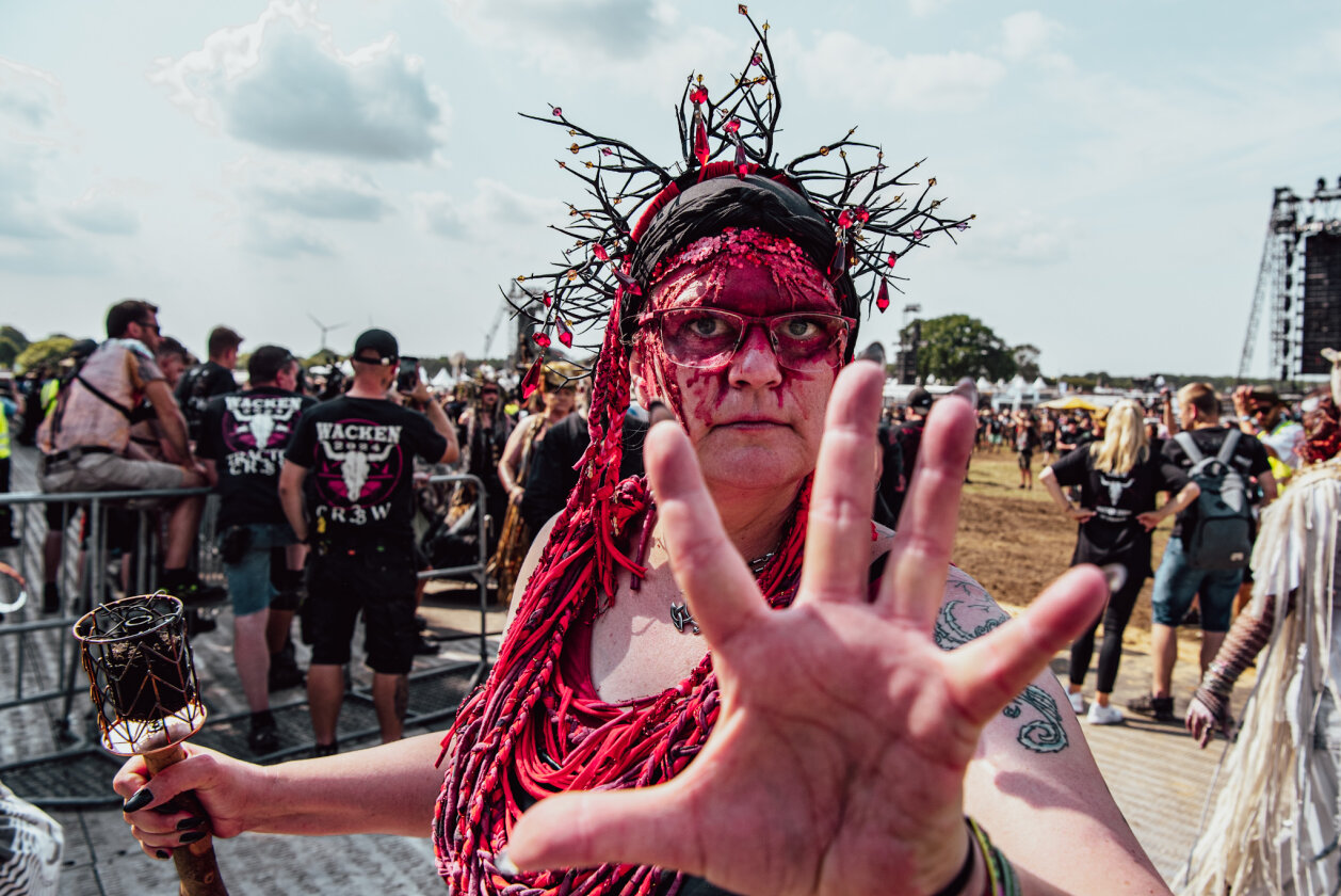 27 Grad und Kaiserwetter: Schon zum Start ist die Hölle los. In Extremo, Suzi Quatro, Butcher Babies, Flogging Molly u.v.m. – Gruselig!